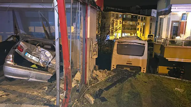 Freni boşalan midibüs apartman boşluğuna düştü