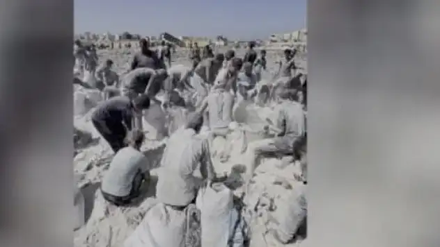 Gazze'de Kıtlık Derinleşti Yere Saçılan Unları Topluyorlar