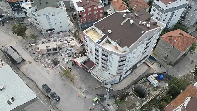 Gebze'de üç bina daha boşaltıldı: Binaların yanındaki metro deliği dikkat çekti!