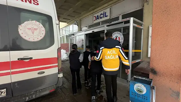 Gıda zehirlenmesi şüphesiyle 40 öğrenci hastanelik oldu