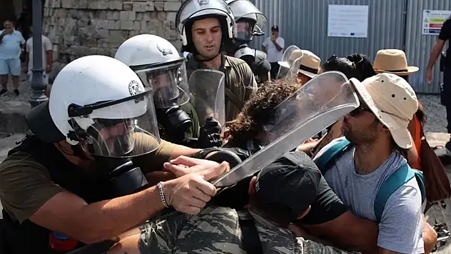 Girit Adası'nda göstericiler, İsrailli kruvaziyer yolcularının gelişini protesto etti