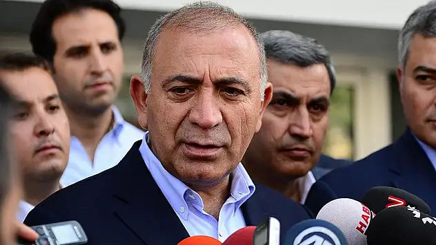 Gürsel Tekin CHP'nin Sarıyer'deki eski İl Başkanlığı binasına geldi