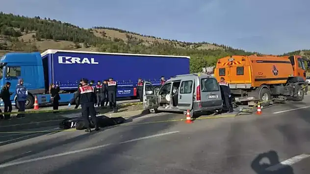 Hafif ticari araçla kamyon çarpıştı: 4 ölü, 2 yaralı