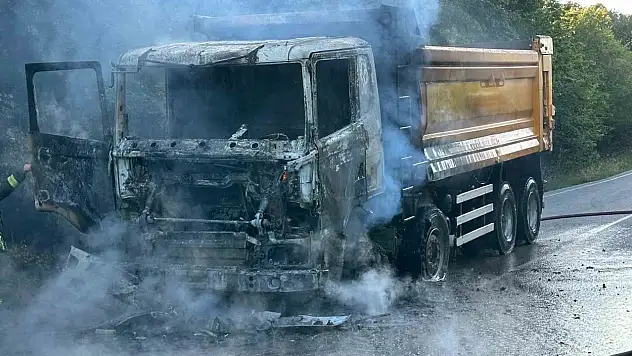 Hafriyat kamyonu alevlere teslim oldu