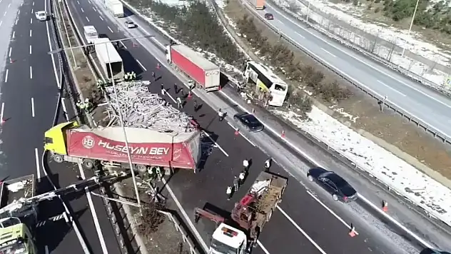 Halı Yüklü Tır Otobüse Arkadan Çarptı