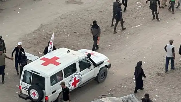 Hamas ile İsrail arasında rehine takası başladı: 7 İsrailli Kızıl Haç'a teslim edildi