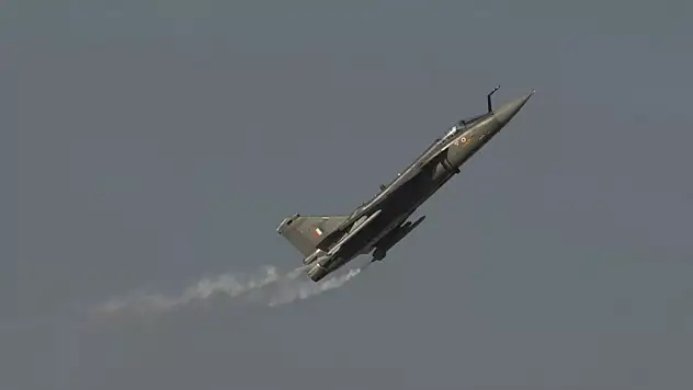 Hindistan'da savaş uçağı düştü