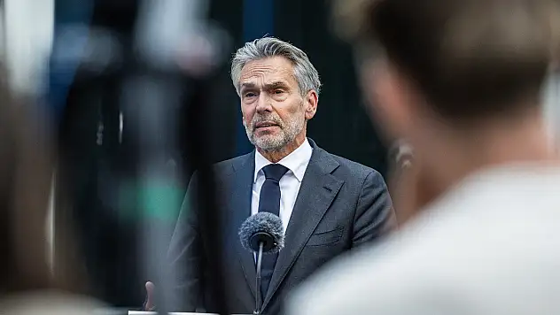 Hollanda'da hükümet dağıldı