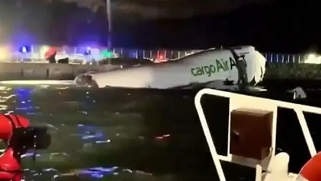 Hong Kong'da uçak kazası: 2 ölü!