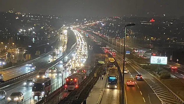 İki Haftalık Ara Tatil Bitti, İstanbul'da Trafik Başladı
