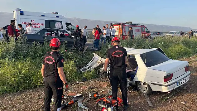 İki otomobil kafa kafaya çarpıştı 6 yaralı
