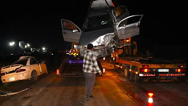 İki otomobil kafa kafaya çarpıştı: 8 yaralı