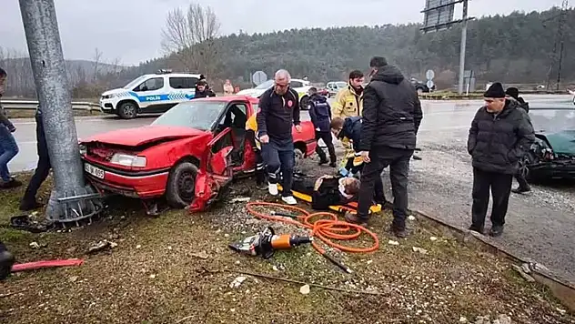 İki otomobil kafa kafaya çarpıştı: 1'i ağır, 3 yaralı