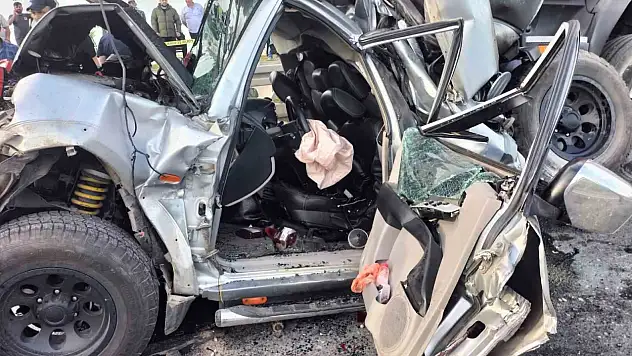 İki tır arasına sıkışan araç hurdaya döndü