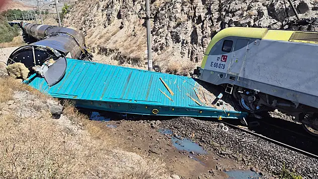 İki yük treni kafa kafaya çarpıştı