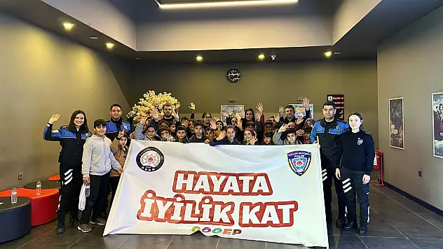 İlk kez sinemaya gittiler, 'Aybüke: Öğretmen Oldum Ben' filmini izlediler