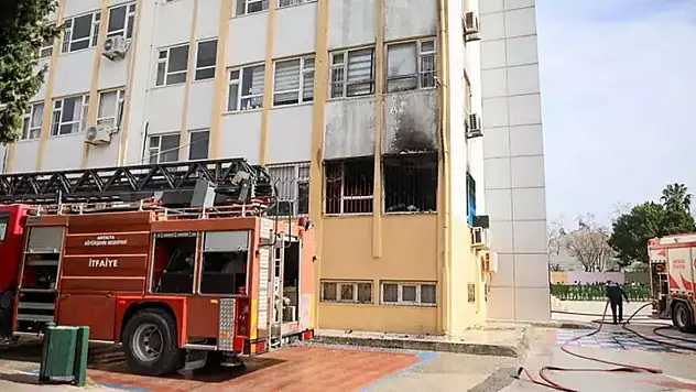 İlkokulda yangın çıktı öğrenciler tahliye edildi