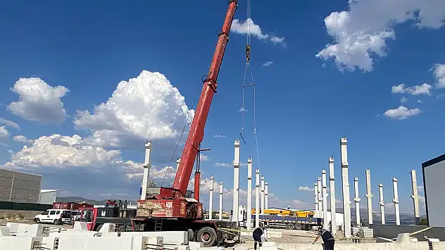 İnşaatı devam eden fabrikada vinç halatı koptu 1 ölü