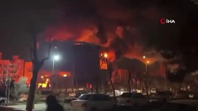 İran'da Cami Ve Belediye Binası Ateşe Verildi