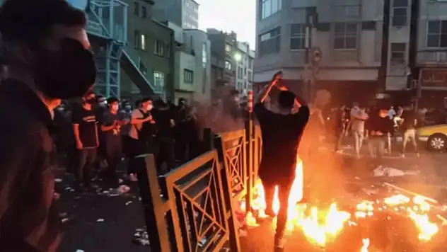 İran'da Kaos Artıyor İnternet Ülke Genelinde Kesildi Sokaklar Yangın Yerine Döndü