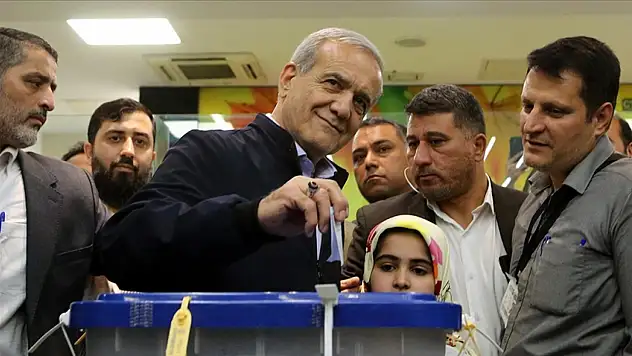 İran'da Seçim İkinci Tura Kaldı, Sandıkları Taşıyan Araca Saldırı Düzenlendi