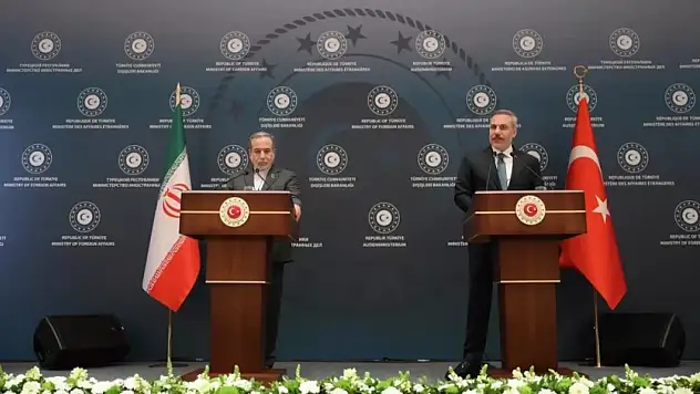 İran Dışişleri Bakanı Abbas Arakçi  İran Müzakereye de Savaşa da Hazır