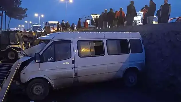 İşçi servis minibüsü ile otomobil çarpıştı: 1 ölü, 10 yaralı