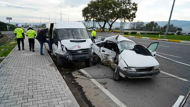 İşçi servisi ile otomobil çarpıştı: 1 ölü, 4 yaralı