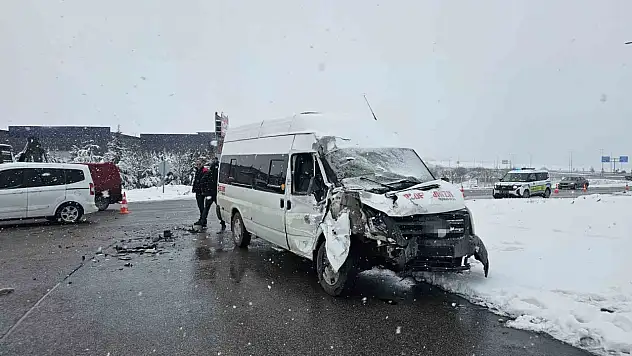 İşçi servisi tıra çarptı 11 yaralı