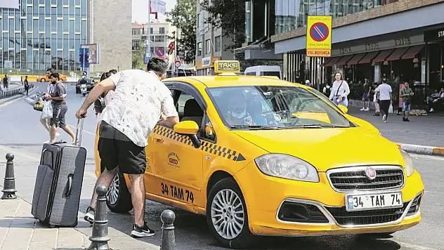 İstanbul'da İndi-Bindi 90 TL Oldu Taksiciler Beğenmeyip İBB Binasını Bastı