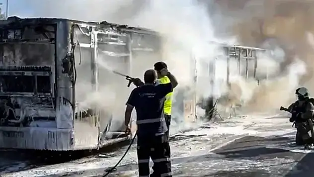 İstanbul'da Metrobüs Alevlere Teslim Oldu