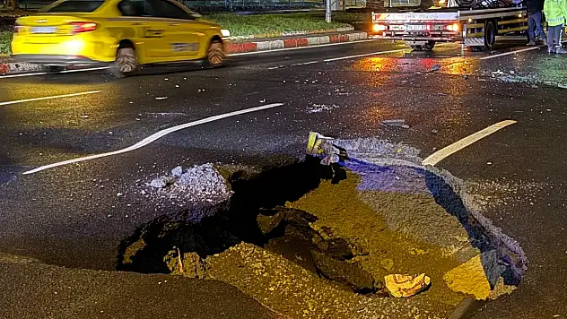 İstanbul'da sağanağın etkisi: Vatan Caddesi'nde yol çöktü!