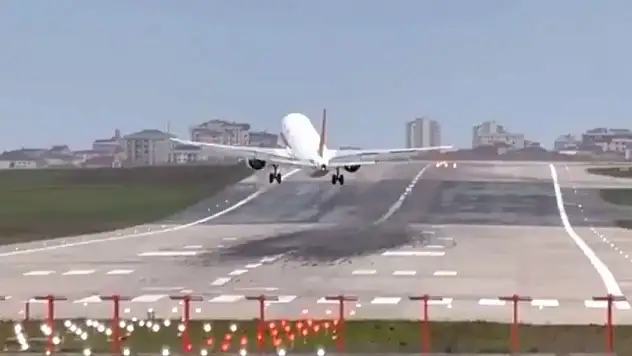 İstanbul'da uçak, şiddetli fırtına nedeniyle pisti pas geçti