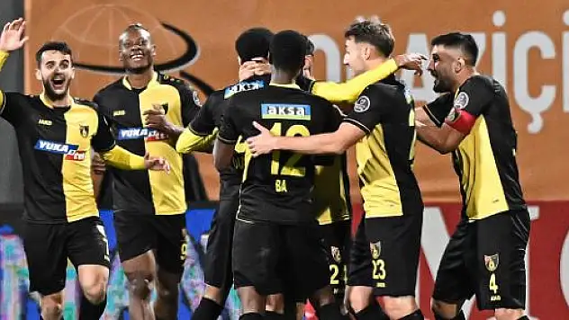 İstanbulspor-Trabzonspor maçında, İstanbulspor Başkanı Ecmel Faik Sarıalioğlu takımını sahadan çekti