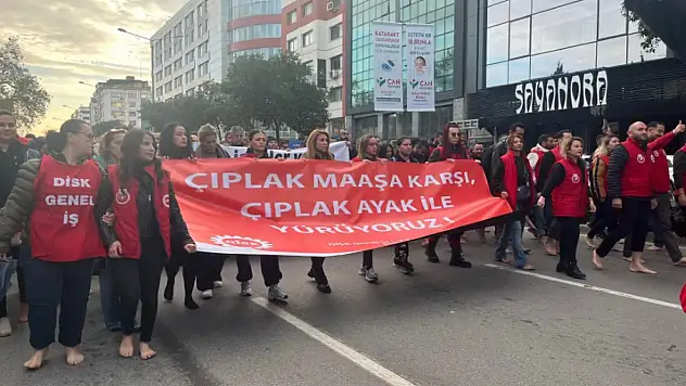 İzmir Büyükşehir işçilerinden çıplak ayaklı protesto