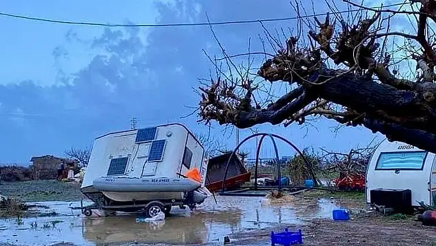İzmir'de etkili olan fırtına hayatı olumsuz etkiledi