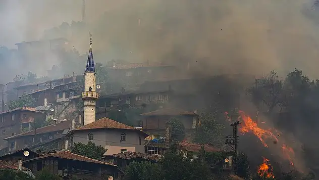 İzmir'in Çeşme ve Ödemiş ilçelerinde yangın devam ediyor: 1 can kaybı!