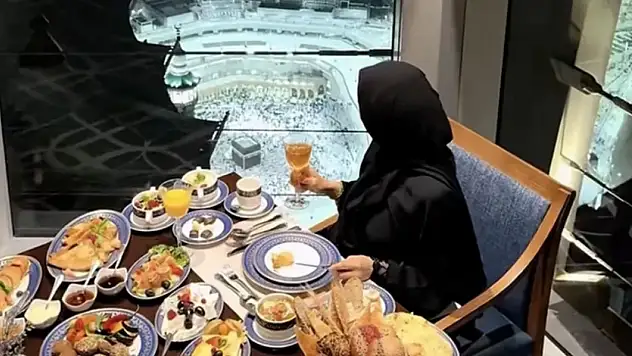 Kabe manzaralı odadan kahvaltı paylaşımı