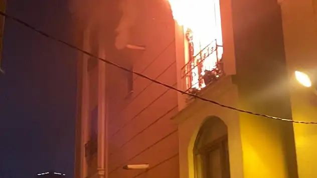 Kağıthane'de Gece Çıkan Yangın 3 Kişiyi Hastanelik Etti