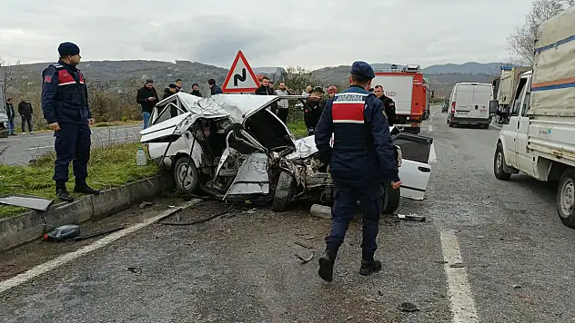 Kamyona çarpan otomobil hurdaya döndü: 1 ölü, 2 yaralı