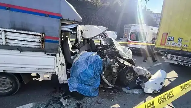 Kamyonet, TIR'a arkadan çarptı: 1 ölü, 2 yaralı