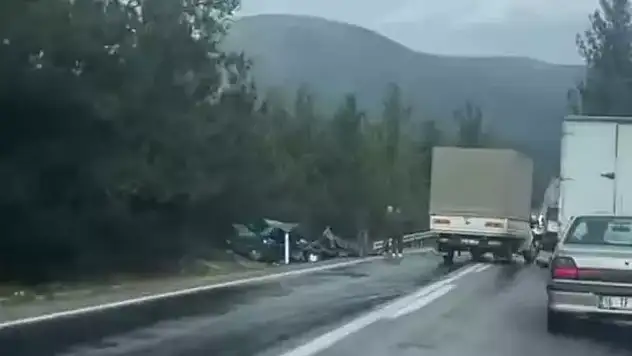 Kamyonetle otomobil çarpıştı: 2 ölü, 1'i ağır 2 yaralı