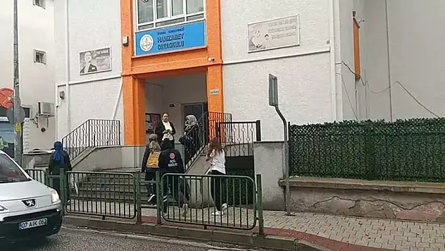 Kantinden şeker alıp yiyen öğrenciler hastanelik oldu!