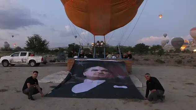 Kapadokya'da 30 Ağustos Zafer Bayramı sıcak hava balonlarıyla kutlandı