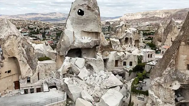 Kapadokya'da peribacası yıkıldı