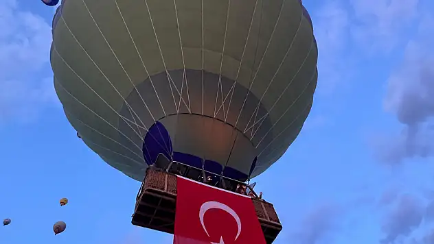 Kapadokya semalarında 19 Mayıs coşkusu! Uçan balonlar Türk bayrakları ile süslendi