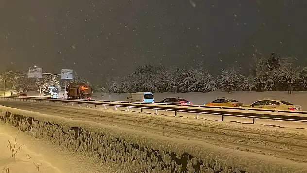 Kara yolunda kar yağışının etkili olması nedeniyle tedbir alındı