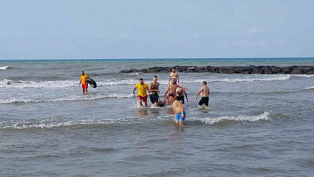 Karadeniz'de can pazarı: 2 arkadaş baygın halde denizden çıkartıldı