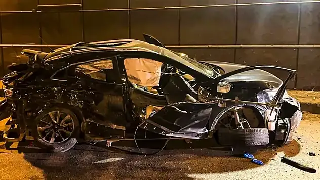 Karşı Şeride Geçen Cip, Kamyonet İle Kafa Kafaya Çarpıştı 2 Ölü