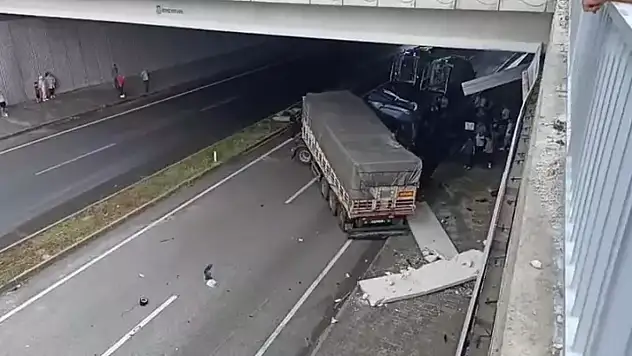 Karşı Yöne Geçen Otomobil, TIR'a Çarptı 3 Ölü, 5 Yaralı